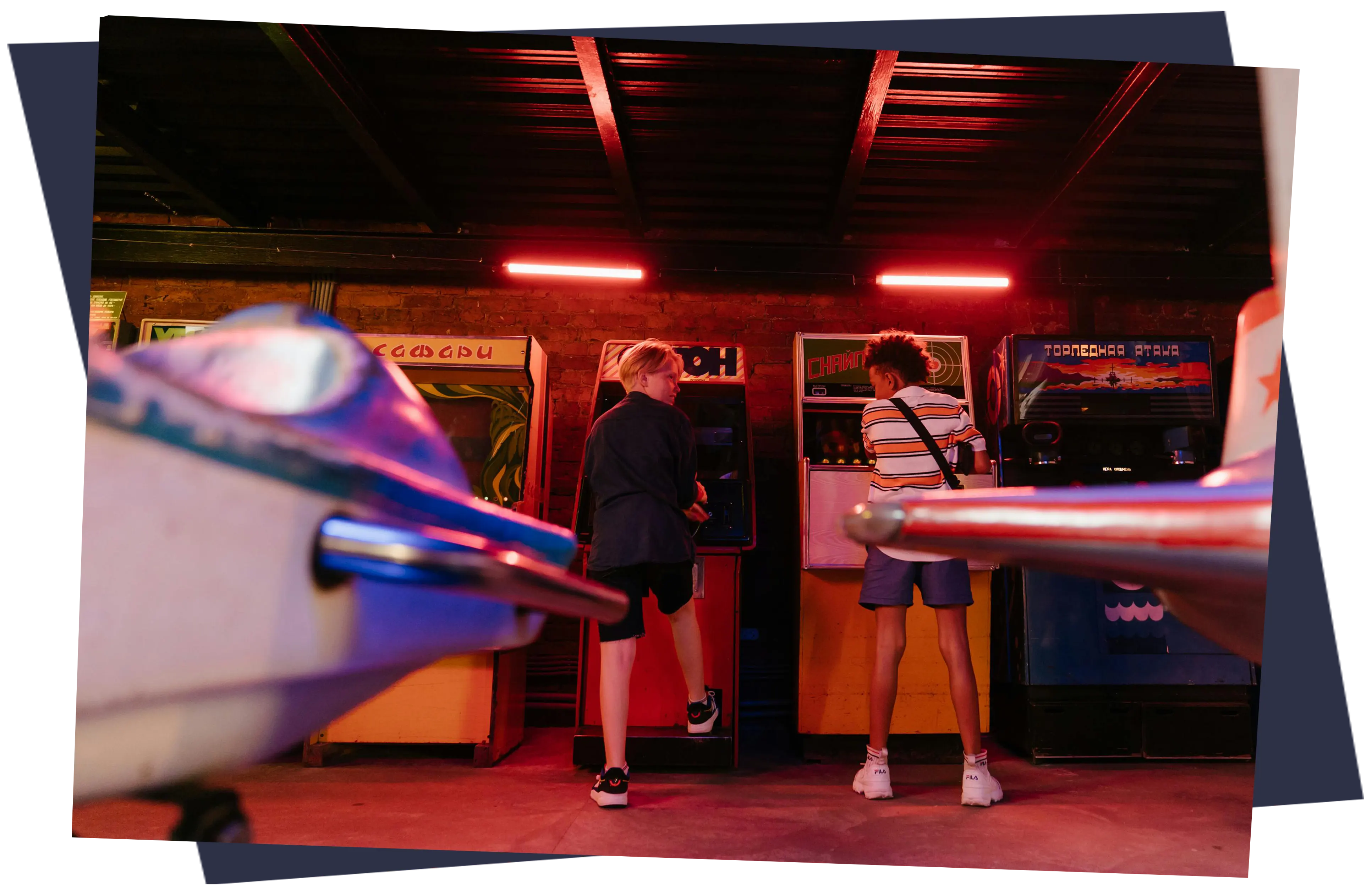 Fotografía niños jugando a máquinas arcade