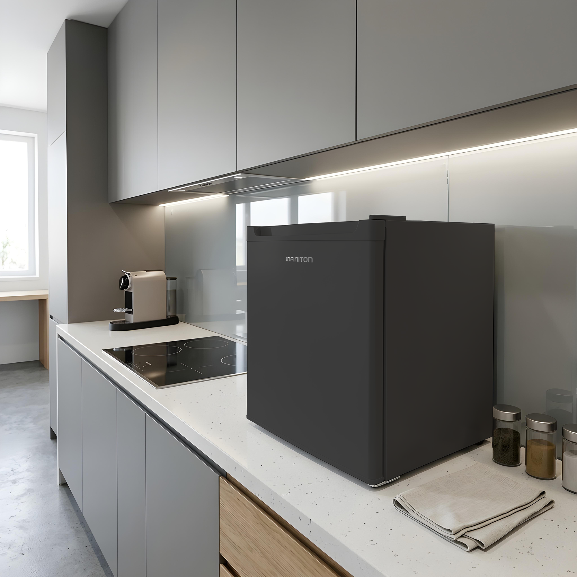 Congelador Infiniton en una despensa grande