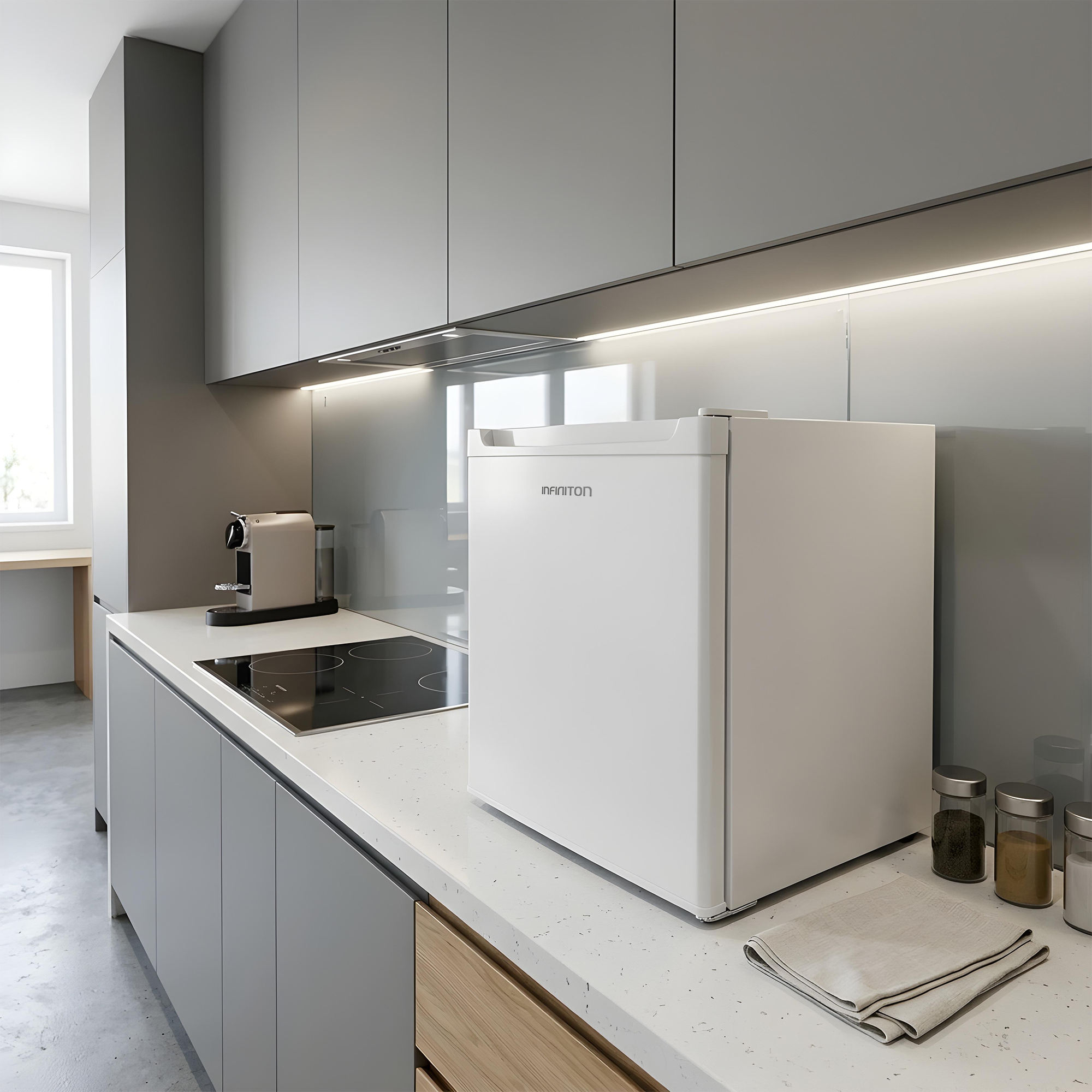 Congelador Infiniton en una despensa grande