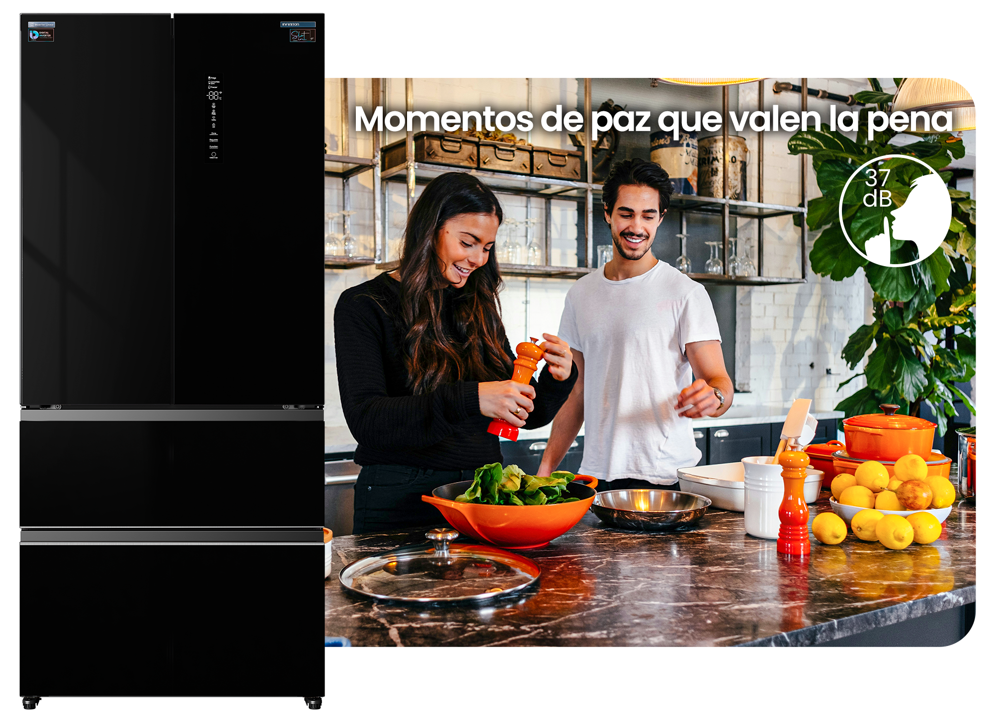 Pareja cocinando feliz debido a que el FRD-580Q90NEG tiene Compresor Silent Design