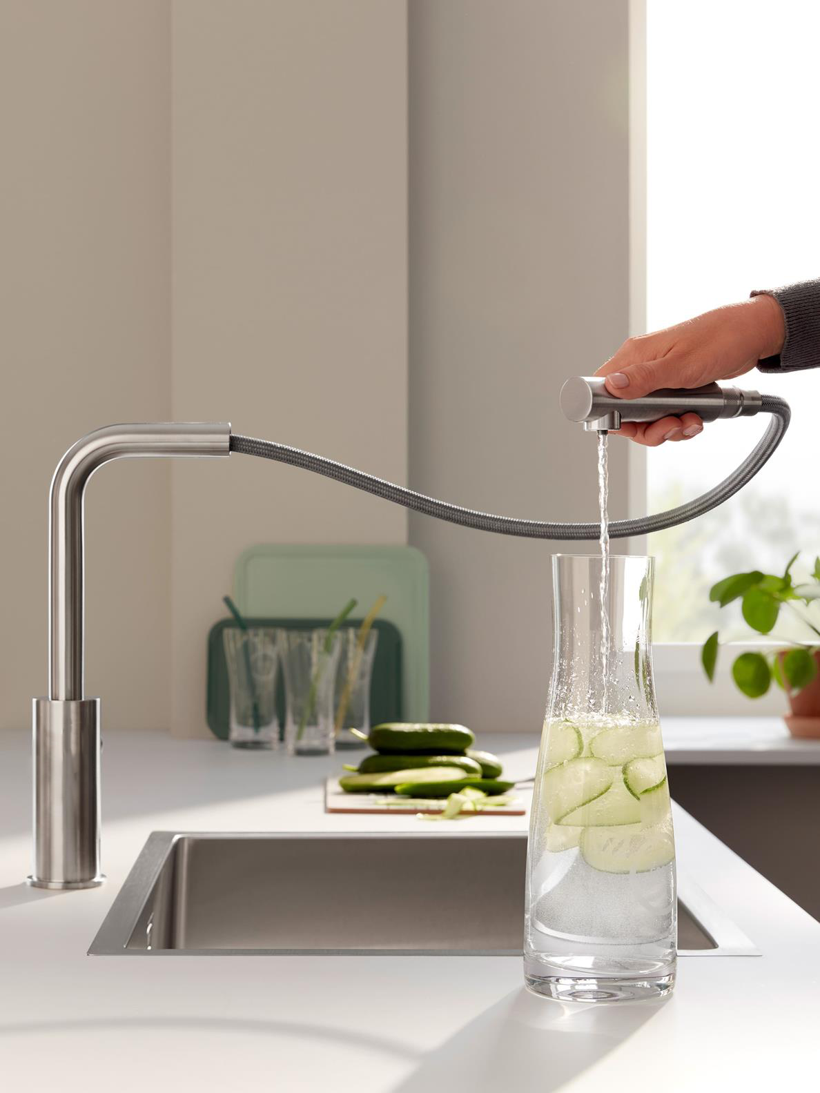 Salen de un grifo chorros de agua, uno normal y otro aireado