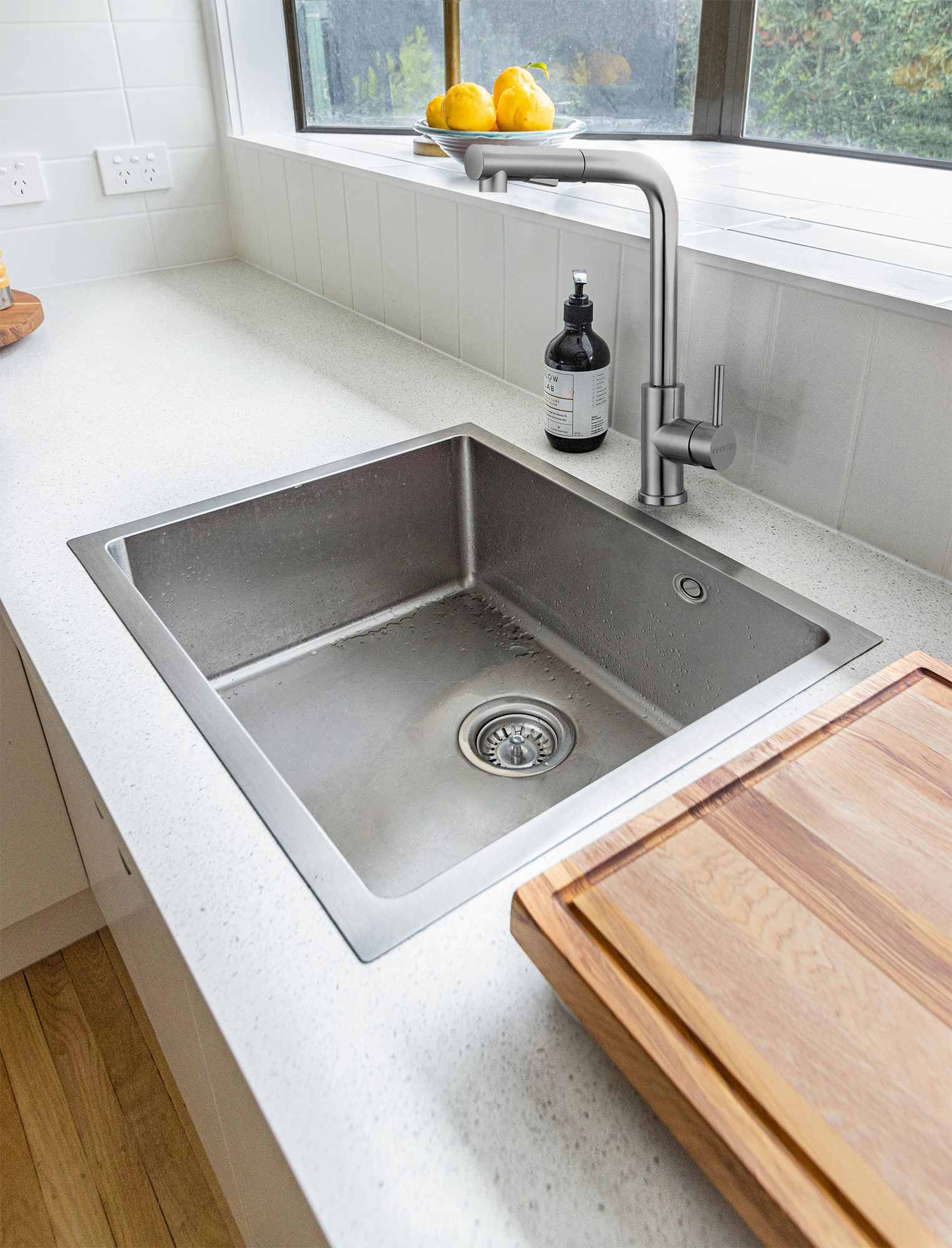 Grifo modelo OlazábalECH289 en una cocina blanca Grifo modelo OlazábalECH289 en una cocina blanca