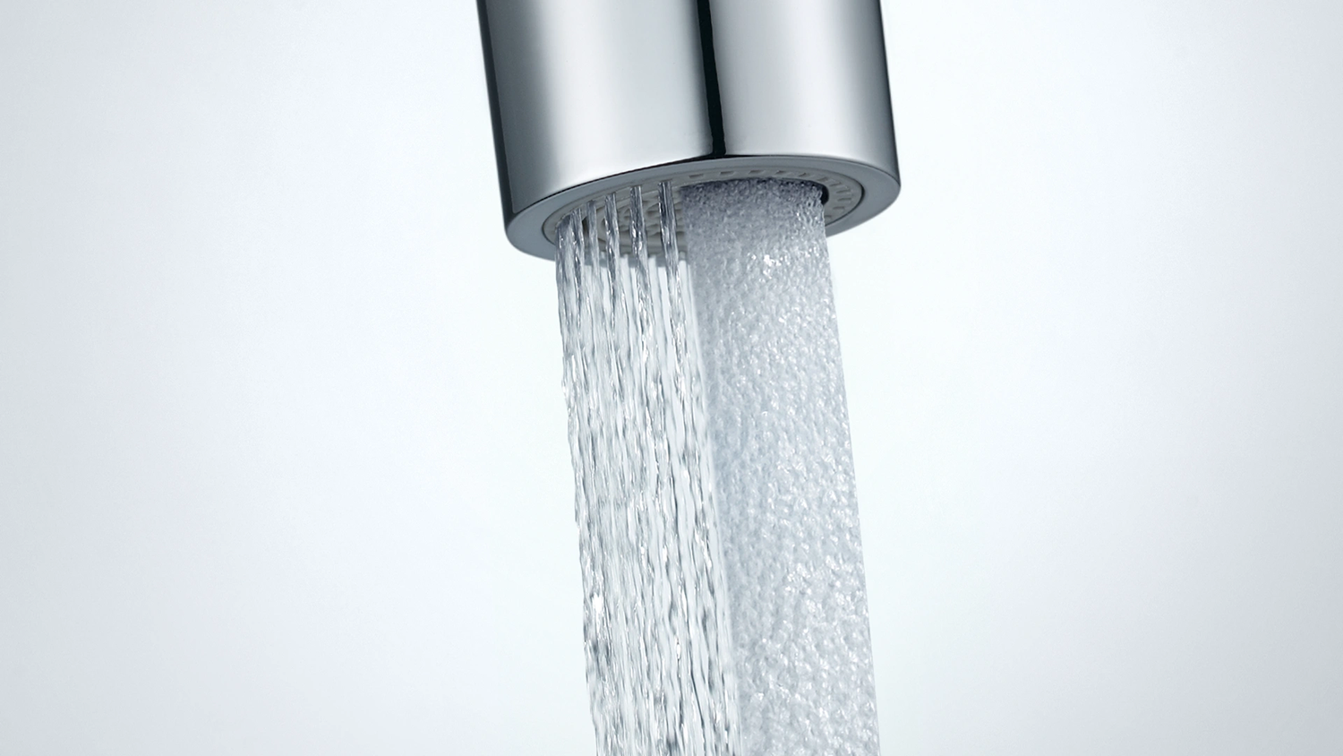Salen de un grifo chorros de agua, uno normal y otro aireado