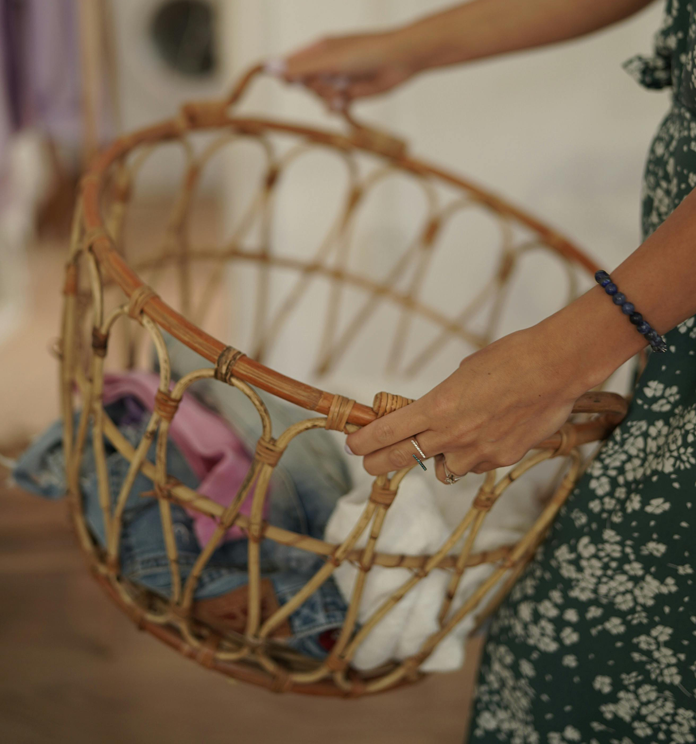 Ropa limpia en una cesta de colada Ropa limpia en una cesta de colada