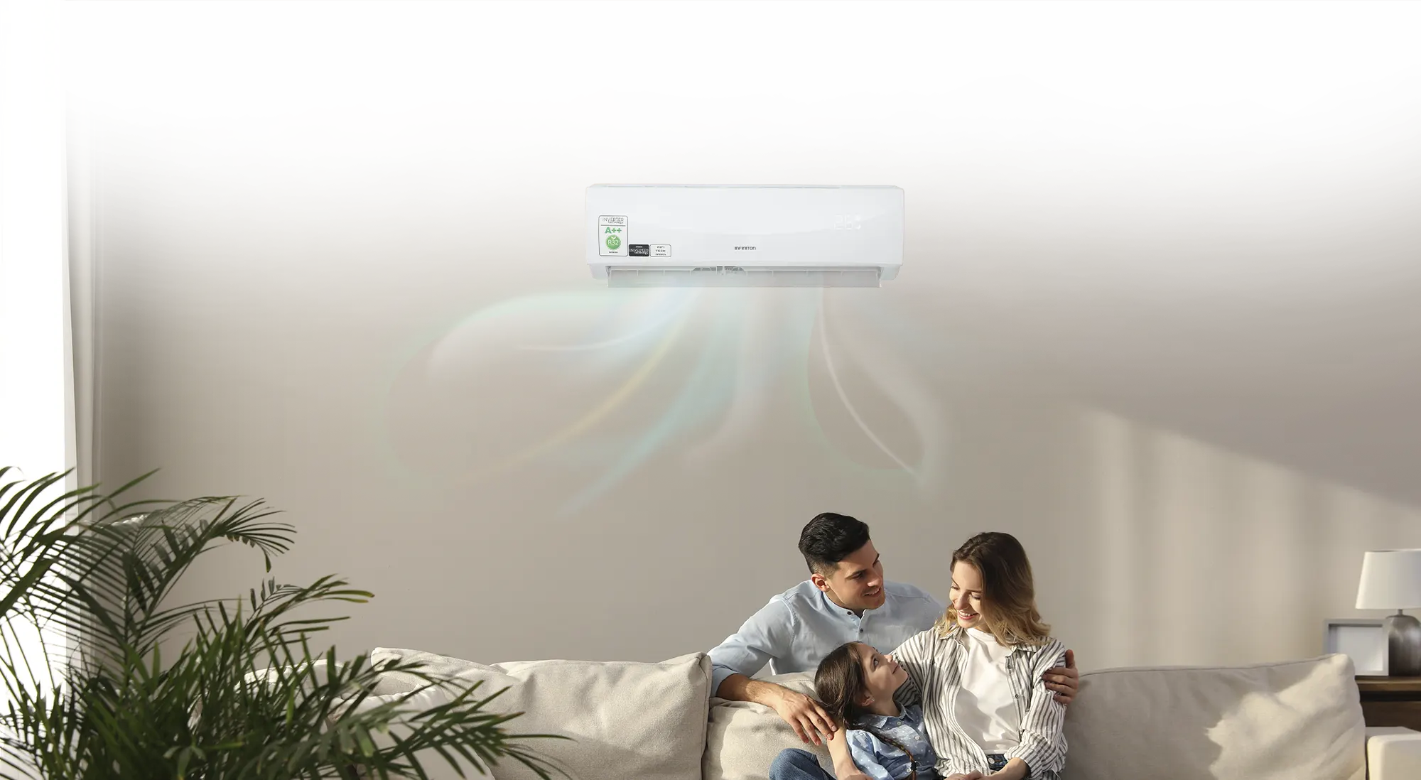 Familia sentada en un sofa con el aire acondicionado encendido Familia sentada en un sofa con el aire acondicionado encendido
