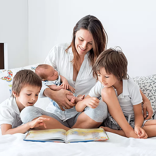 Unos padres con sus dos hijos