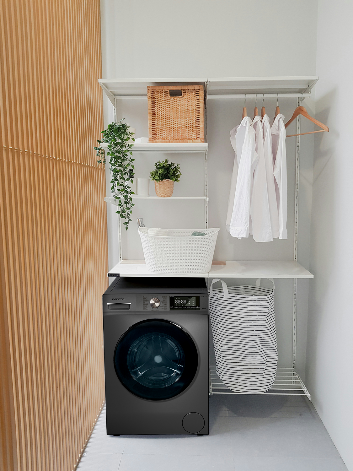 Una lavadora y un cesto de la ropa en un baño