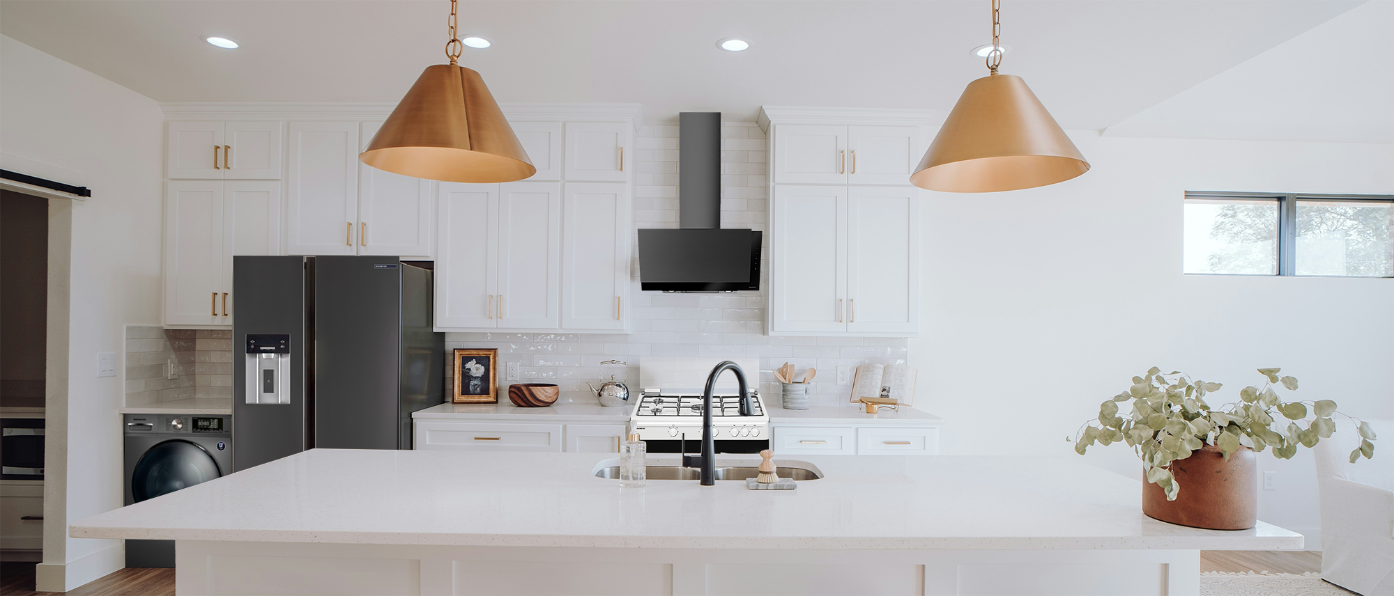 Cocina blanca con electrodomésticos de color Dark Inox Cocina blanca con electrodomésticos de color Dark Inox